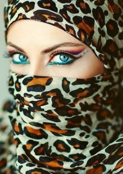 Восточный макияж:   Основной особенностью в восточном макияже является сильно выраженный акцент на глаза и брови женщины. 03