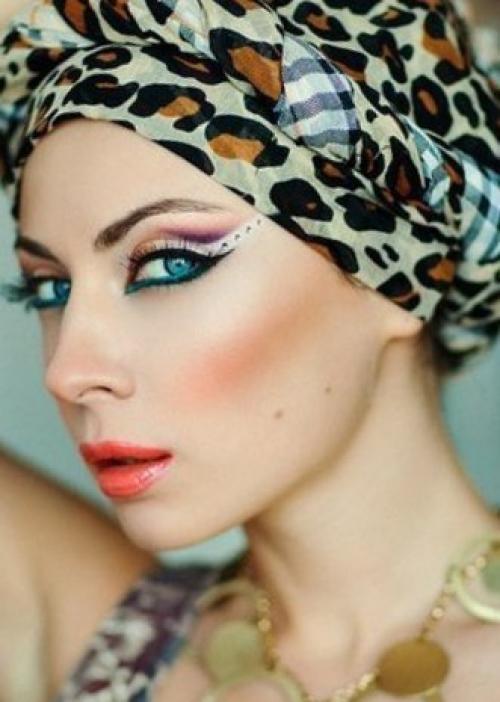 Восточный макияж:   Основной особенностью в восточном макияже является сильно выраженный акцент на глаза и брови женщины. 04