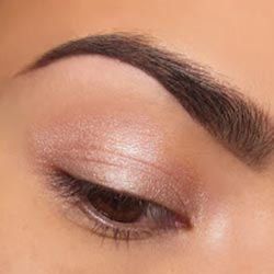 Макияж с палеткой Naked 3 Впечатляющие нюансы розового макияжа особенно подходят обладательницам карих глаз. 01