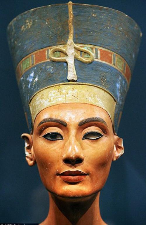 В гробнице тутанхамона найдены тайные камеры, в одной из них, похоже, спрятана мумия Нефертити. 06