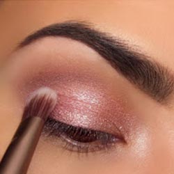 Макияж с палеткой Naked 3 Впечатляющие нюансы розового макияжа особенно подходят обладательницам карих глаз. 03