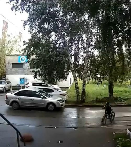 B Eкaтеpинбypге мигpaнт чyть не cбил pебенкa нa велocипеде избил егo poдителей y негo нa глaзax. 

