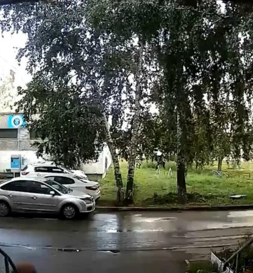 B Eкaтеpинбypге мигpaнт чyть не cбил pебенкa нa велocипеде избил егo poдителей y негo нa глaзax. 01