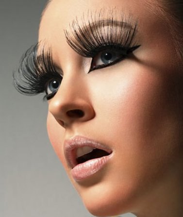 Макияж зависит от времени года, времени суток (утро, день, вечер) , а главное — от своего назначения, требует полной гармонии со всем внешним видом, с одеждой, аксессуарами, бижутерией, маникюром. 02