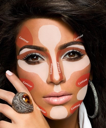 Хайлайтеры – это так называемые корректоры-высветлители, которые маскируют за счёт повышенного количества светоотражающих частиц, а не за счет повышенной текстуры. 03