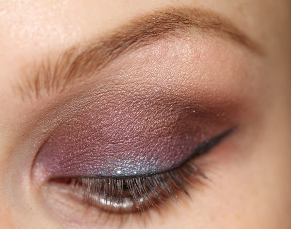 Макияж глаз в коричнево - фиолетовых оттенках - пошаговое фото. 05