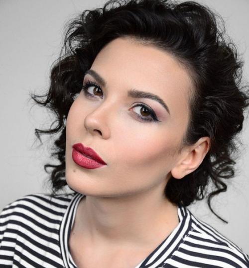 Хорошим решением в офис для брюнеток будет выбрать черные длинные стрелочки, а также хорошо подкрасить ресницы. 02