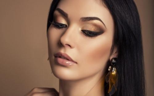 Самые лучшие варианты теней, подходящих брюнеткам на праздничные моменты жизни, это темные, коричневые, золотые, фиолетовые и перламутровые тени. 02