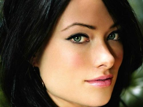 Хорошим решением в офис для брюнеток будет выбрать черные длинные стрелочки, а также хорошо подкрасить ресницы. 03