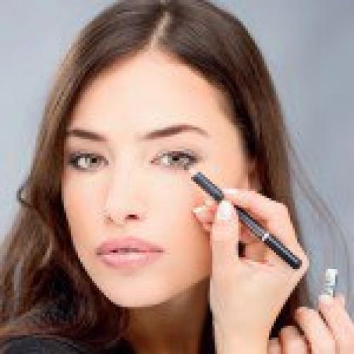 Щеточка для верхних ресниц находится со стороны маркировки 1. узким кончиком прокрасьте реснички в уголках глаз. 02 Щеточка для верхних ресниц находится со стороны маркировки 1. узким кончиком прокрасьте реснички в уголках глаз. 02