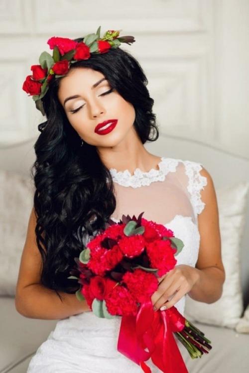 Самые лучшие варианты теней, подходящих брюнеткам на праздничные моменты жизни, это темные, коричневые, золотые, фиолетовые и перламутровые тени. 04