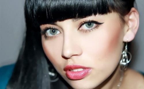 Хорошим решением в офис для брюнеток будет выбрать черные длинные стрелочки, а также хорошо подкрасить ресницы. 01