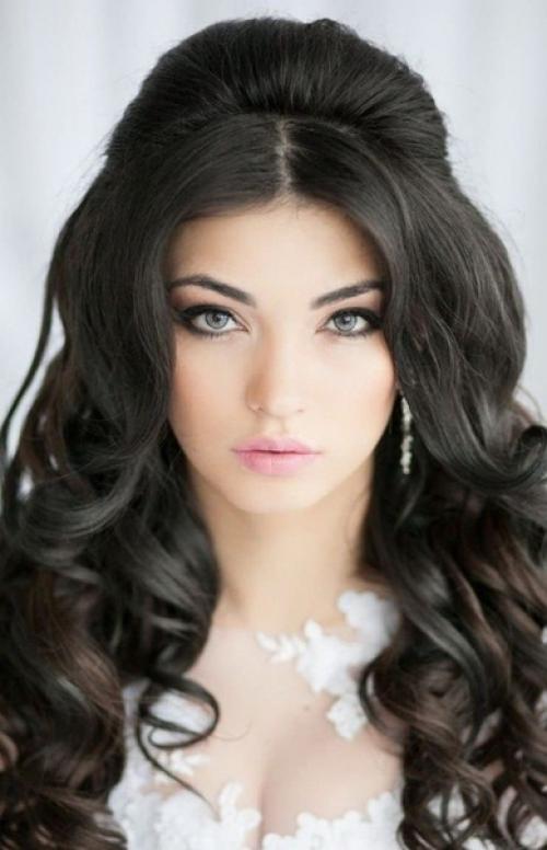 Самые лучшие варианты теней, подходящих брюнеткам на праздничные моменты жизни, это темные, коричневые, золотые, фиолетовые и перламутровые тени. 03