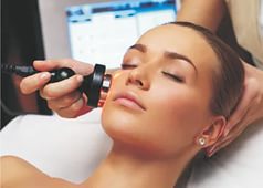 Особенности лазерной биоревитализации лица преимуществом введения препаратов с гиалуроновой кислотой с помощью лазера является отсутствие травмирования кожи.