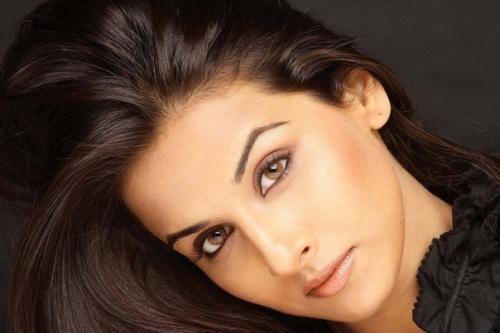 Светло - карие глаза сами по себе очень выразительные и лучистые, поэтому их нужно лишь слегка подчеркнуть. 02