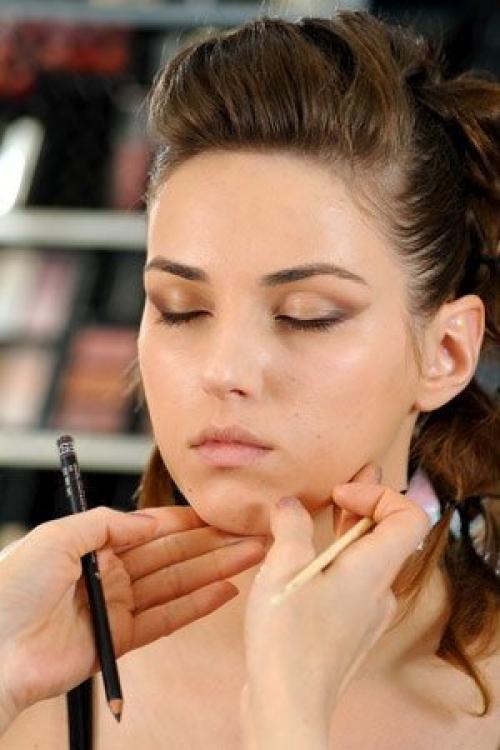 Для бровей используем жидкие тени и мы прорабатываем линию брови, получился эффект тутуажа. 01