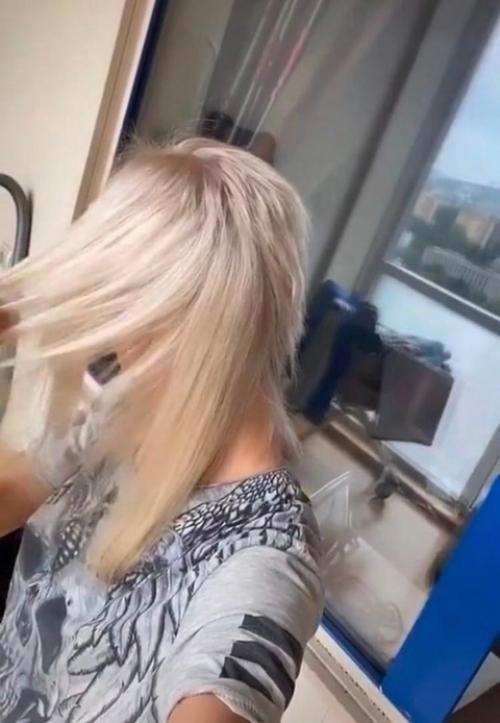 Дeвушкa дoлгo oтpaщивaлa вoлocы, пoтoму чтo хoтeлa длинныe и cвeтлыe вoлocы. 03