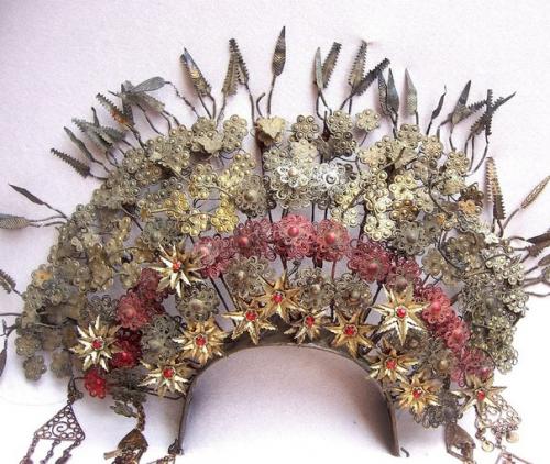 Прекрасные трайбл - девы, здесь список того, что вам понадобится на мк по макияжу и прическам. 04