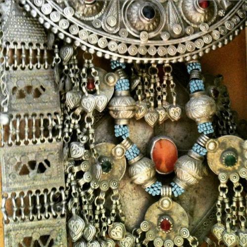 Прекрасные трайбл - девы, здесь список того, что вам понадобится на мк по макияжу и прическам. 05