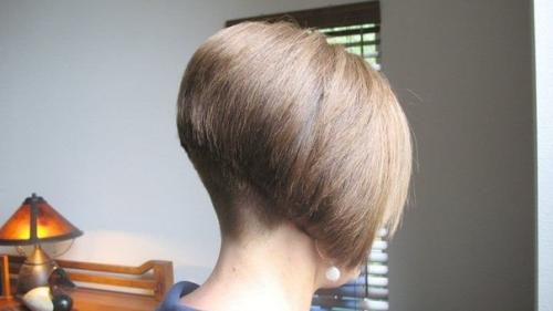 Боб - грибок на ножке отличается ультракоротким затылком и удлиненными передними прядями. 01