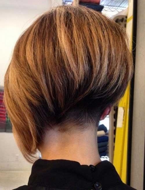 Боб - грибок на ножке отличается ультракоротким затылком и удлиненными передними прядями. 04