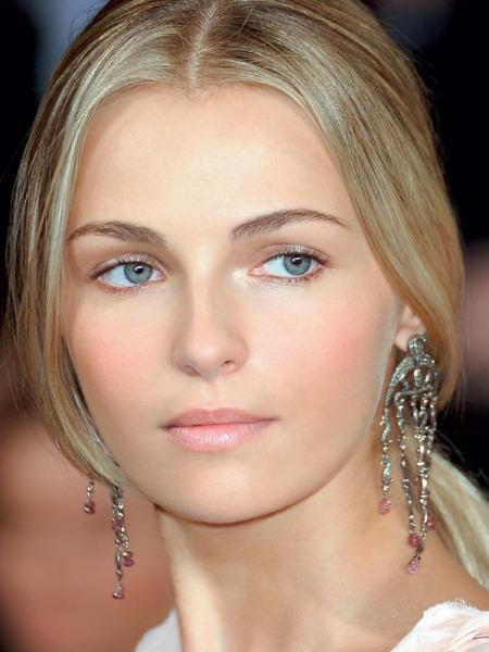 Международный дизайнер по макияжу L’Or al Paris Карим Рахман меняет образы звезд и моделей за считанные минуты и рассказывает о быстрых и эффектных вариантах дневного и вечернего макияжа.