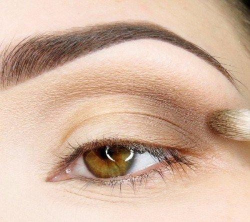 Классический макияж глаз выполняется при помощи трех оттенков теней: 01