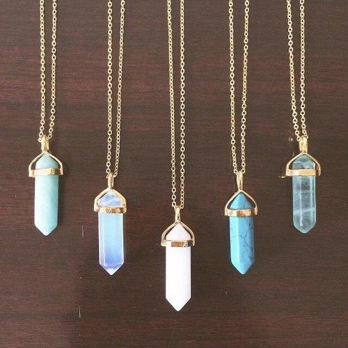 Сколько замечала, наоборот девушки с интересом и любопытством могут посмотреть на других, очень красивых девочек. 01