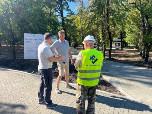 В Ясиноватой завершается ключевой этап благоустройства парка машиностроителей. 02