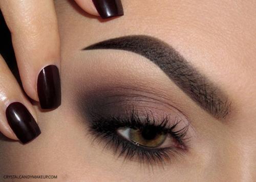 Матовые тени из палетки Anastasia Beverly Hills Matte Eyeshadows окутывают глаза нежной дымкой. 04