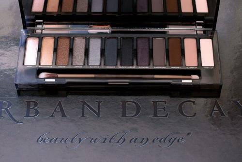 Naked Smoky - заряжена всем необходимым для идеального дымчатого макияжа глаз. 01 Naked Smoky - заряжена всем необходимым для идеального дымчатого макияжа глаз. 01