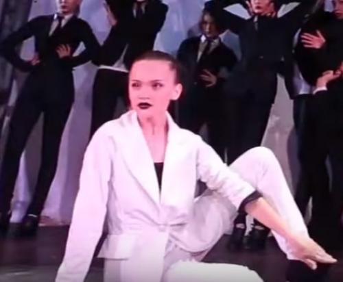 Зайдя домой, я сразу почувствувала атмосферу подготовки к гостям. 01