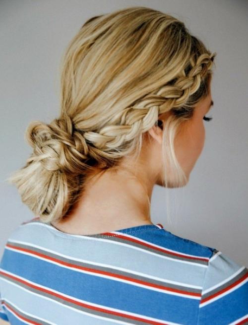 Обладательницы роскошных длинных волос знают, что такая длина ограничивает в выборе прически. 01