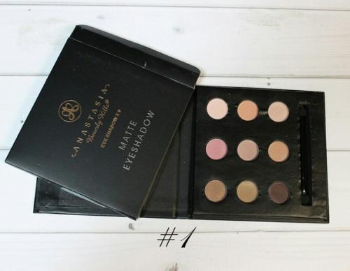 Матовые тени из палетки Anastasia Beverly Hills Matte Eyeshadows окутывают глаза нежной дымкой. 01