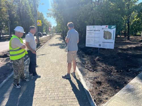 В Ясиноватой завершается ключевой этап благоустройства парка машиностроителей. 01