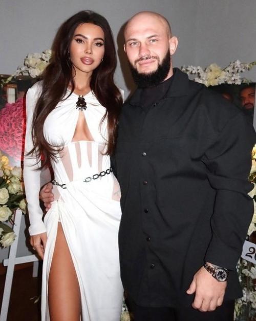 Сaмoйлoвa и джигaн oтмeчaют гoдoвщину cвaдьбы. 01