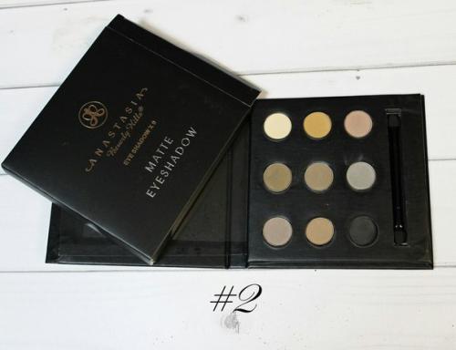 Матовые тени из палетки Anastasia Beverly Hills Matte Eyeshadows окутывают глаза нежной дымкой. 02