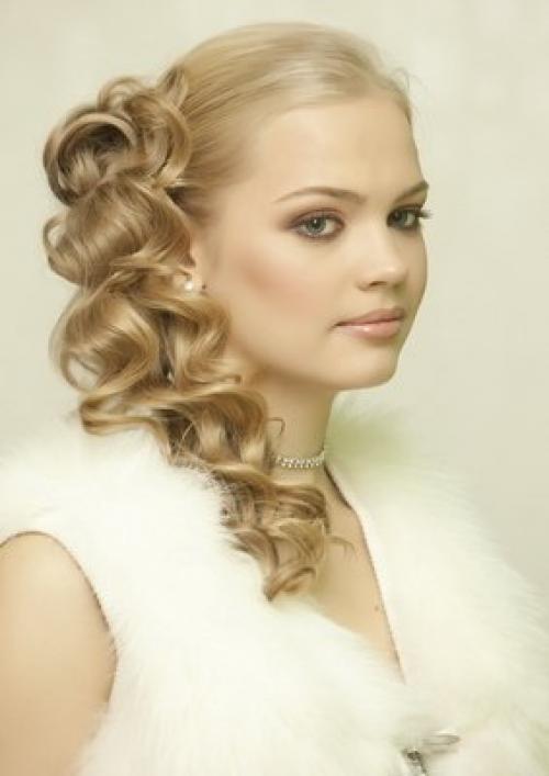 1. разделите волосы на косой пробор. 06