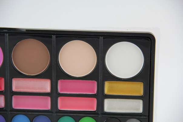 Палитра очень удобна тем, что объединяет и тени и румяна в одном кейсе. 02 Палитра очень удобна тем, что объединяет и тени и румяна в одном кейсе. 02