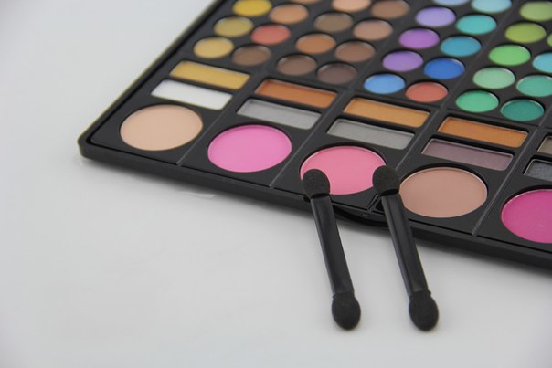 Палитра очень удобна тем, что объединяет и тени и румяна в одном кейсе. 03 Палитра очень удобна тем, что объединяет и тени и румяна в одном кейсе. 03