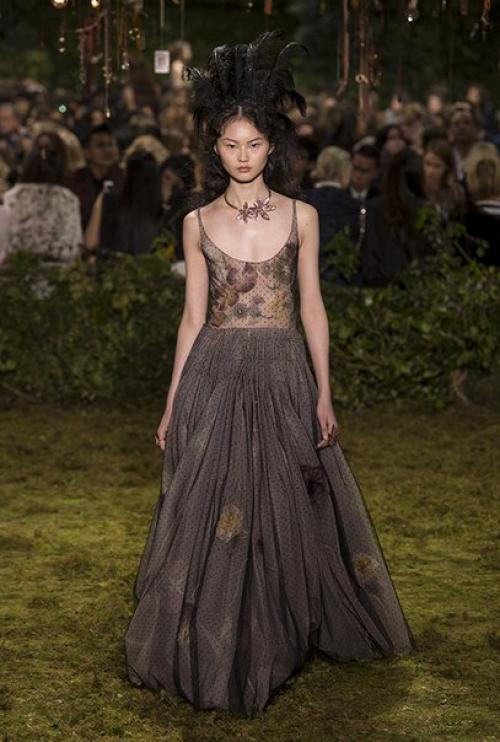Сказочные платья с показа Christian Dior Couture, весна - лето 2017. 05