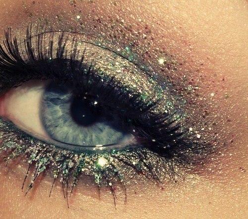 Все большую популярность набирает макияж глаз с блестками? 02