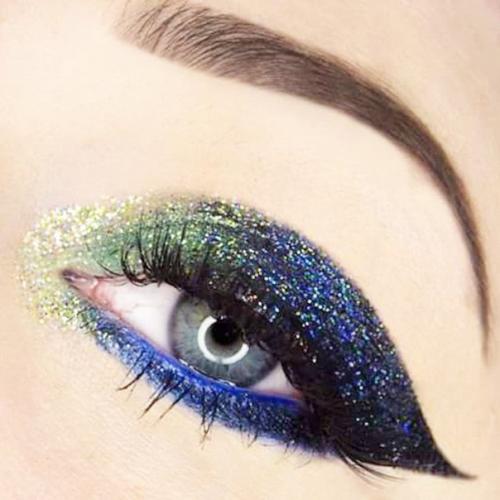 Все большую популярность набирает макияж глаз с блестками? 03