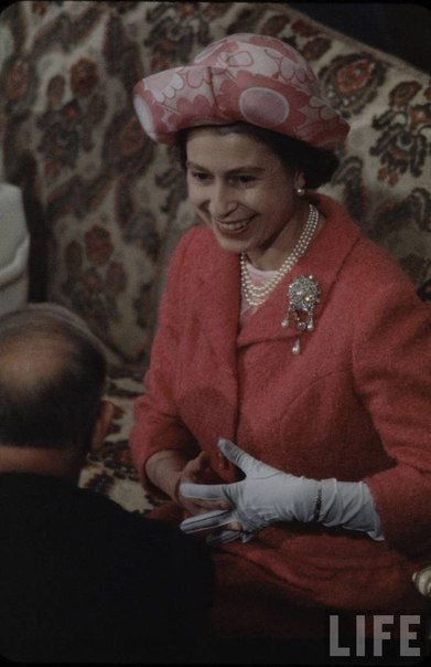 Занимается Королева макияжем не более нескольких минут, кроме тех дней, когда она присутствует на торжественных церемониях или парадных обедах. 03