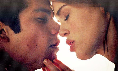 Солнечные лучи просачивались в белую комнату, сквозь большие окна. Солнечные лучи просачивались в белую комнату, сквозь большие окна.