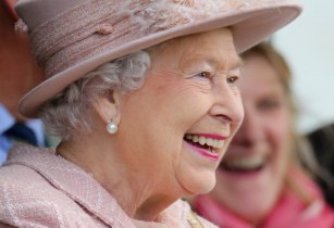 Занимается Королева макияжем не более нескольких минут, кроме тех дней, когда она присутствует на торжественных церемониях или парадных обедах. 01