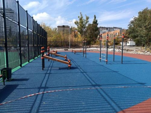 В центре Макеевки приступили к завершающему этапу по возведению спортивного стадиона на территории лицея Престиж. 03