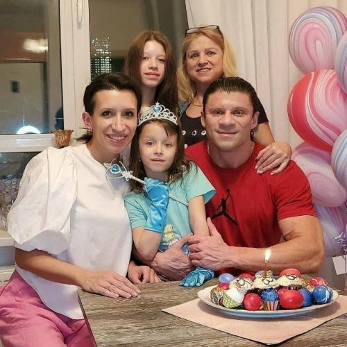 Елена Борщёва испытывает настоящее счастье и гармонию в своих семейных отношениях с мужем. 03