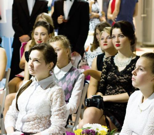 Дом мод маши Горячевой был инициатором конкурса рисунка Платье Моей Мечты в школе - интернате номер 4 для глухих детей. 01