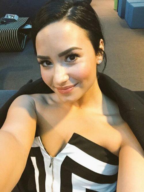 Makeup@Ddlovatostyle: - пошаговая инструкция по выполнению повседневного макияжа, который часто можно увидеть на Деми. 05